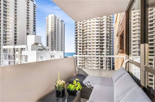 Photo 11 - Surfers Paradise Retreat With Free Parking