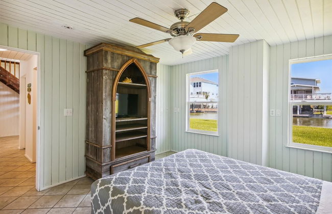 Bayfront Retreat - Photo 37