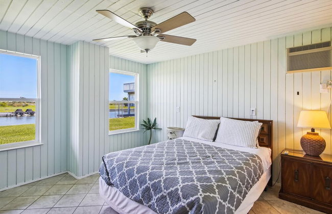 Bayfront Retreat - Photo 2