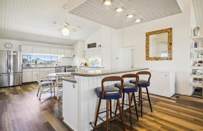 Bayfront Retreat - Photo 9