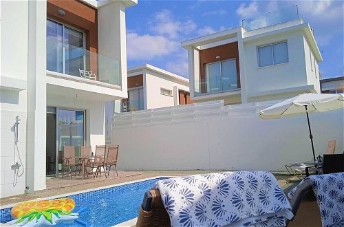 Foto 22 - Beautiful Detached Modern Villa With Pool