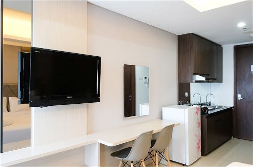 Photo 9 - Luxurious Studio With Long Golf View At Grand Sungkono Lagoon Apartment