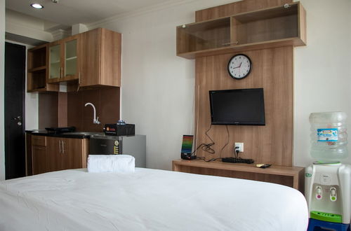 Foto 3 - Nice And Comfort Studio Apartment At Belmont Residence Puri