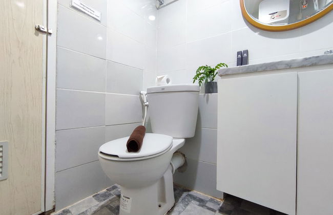 Fancy And Nice 1Br With Extra Room At Amartha View Apartment - Foto 14