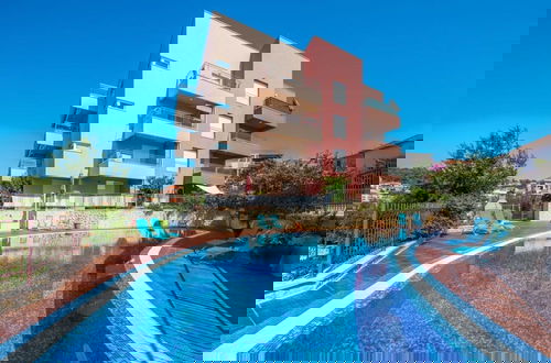 Foto 17 - Elegant Hideaway Apartment With Pool