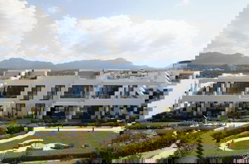 Photo 18 - Stylish Two Bedroom Apartment With Gorgeous Sea and Mountain Views