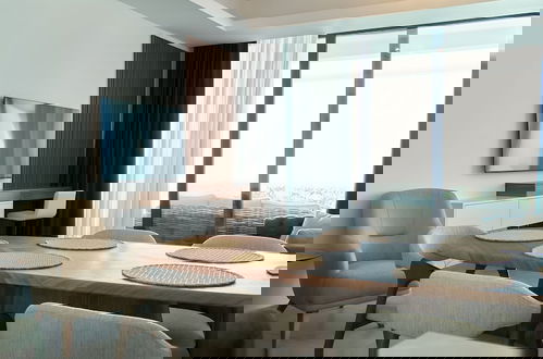 Photo 9 - Stylish Two Bedroom Apartment With Gorgeous Sea and Mountain Views