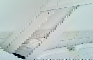 Photo 3 - Stylish Two Bedroom Apartment With Gorgeous Sea and Mountain Views