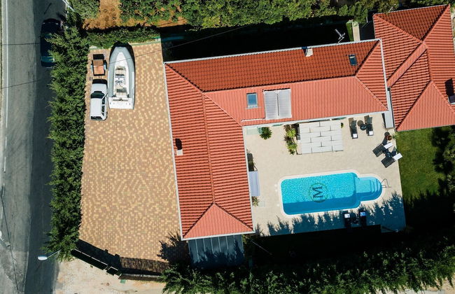 Luxury Villa With Heated Pool, Terrace, and Outdoor Amenities for Relaxation - Foto 1