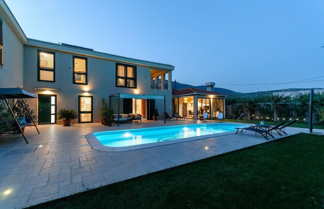 Luxury Villa With Heated Pool, Terrace, and Outdoor Amenities for Relaxation - Foto 42