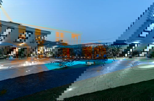 Foto 42 - Luxury Villa With Heated Pool, Terrace, and Outdoor Amenities for Relaxation