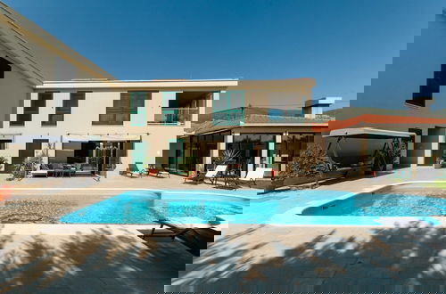 Foto 34 - Luxury Villa With Heated Pool, Terrace, and Outdoor Amenities for Relaxation