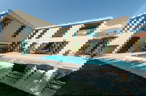 Foto 45 - Luxury Villa With Heated Pool, Terrace, and Outdoor Amenities for Relaxation
