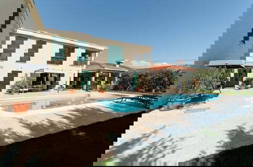 Foto 43 - Luxury Villa With Heated Pool, Terrace, and Outdoor Amenities for Relaxation