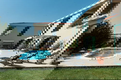 Foto 37 - Luxury Villa With Heated Pool, Terrace, and Outdoor Amenities for Relaxation