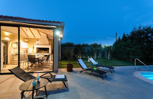 Luxury Villa With Heated Pool, Terrace, and Outdoor Amenities for Relaxation - Foto 41
