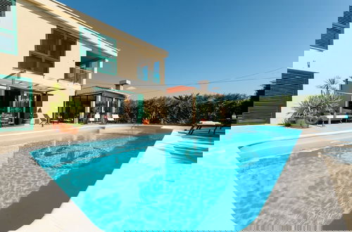 Foto 35 - Luxury Villa With Heated Pool, Terrace, and Outdoor Amenities for Relaxation