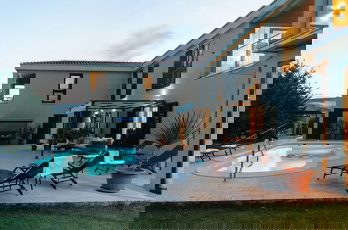 Foto 39 - Luxury Villa With Heated Pool, Terrace, and Outdoor Amenities for Relaxation