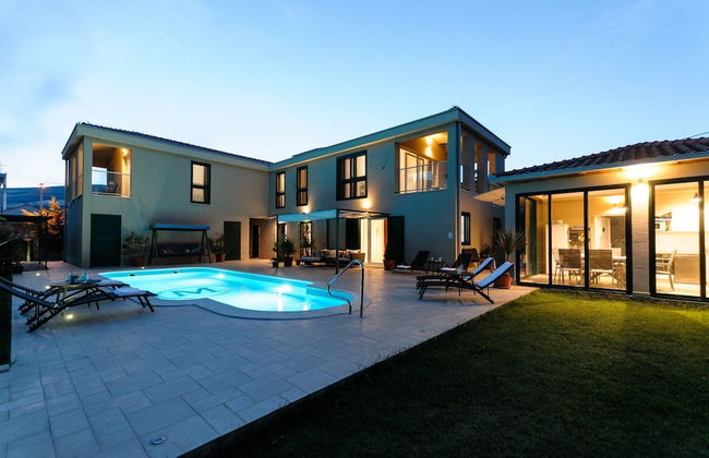 Luxury Villa With Heated Pool, Terrace, and Outdoor Amenities for Relaxation - Foto 40