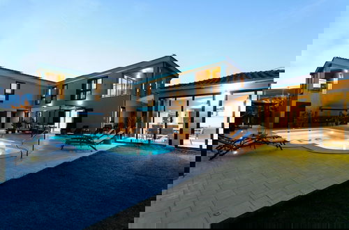Foto 40 - Luxury Villa With Heated Pool, Terrace, and Outdoor Amenities for Relaxation