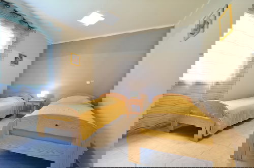 Foto 12 - Holiday Home in Montclera With Sunny Garden, Playground Equipment and Private Pool