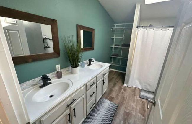 Enchanting Getaway: Farmhouse and Tiny House Duo - Foto 12