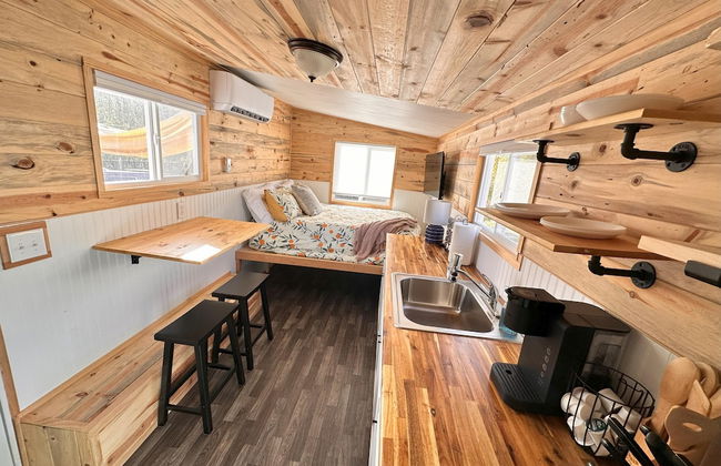 Enchanting Getaway: Farmhouse and Tiny House Duo - Foto 23