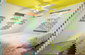 Foto 2 - Orchid Retreat: Colorful Cottage Steps From Beach