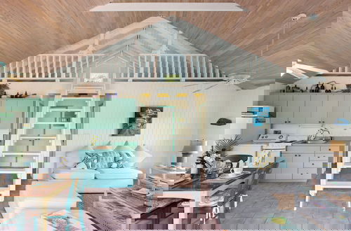 Foto 6 - Orchid Retreat: Colorful Cottage Steps From Beach