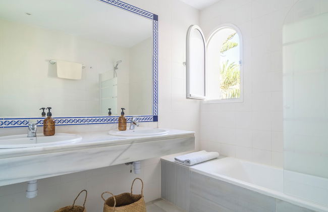 Sanders Beach - Stunning Villa Near Puerto Banus - Photo 25