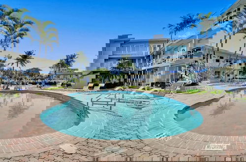 Foto 5 - Vistamar Waterfront Beach Abode -walk to the Beach