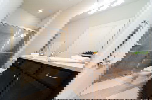 Foto 6 - Premium 5-bed Townhome Themed Perfect Location