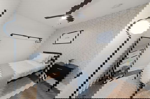 Foto 26 - Spacious 6 Bed House Airport Pet Friendly AFB