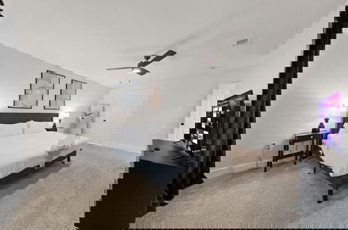 Foto 18 - Spacious 6 Bed House Airport Pet Friendly AFB
