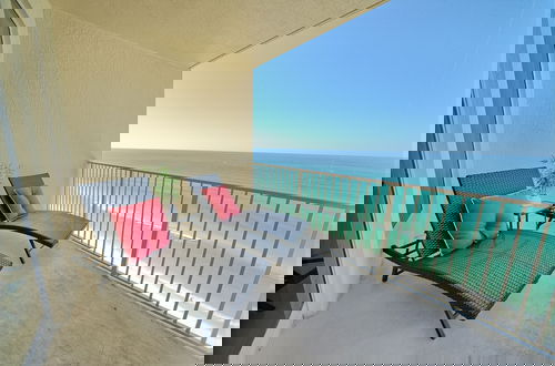 Foto 26 - Stylish Oceanfront Condo with Beach and Picnic Area Access - Unit 1706 by RedAwning
