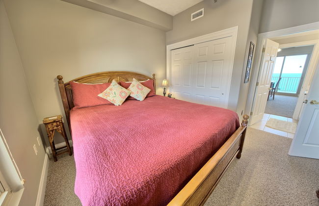 Stylish Oceanfront Condo with Beach and Picnic Area Access - Unit 1706 by RedAwning - Foto 3
