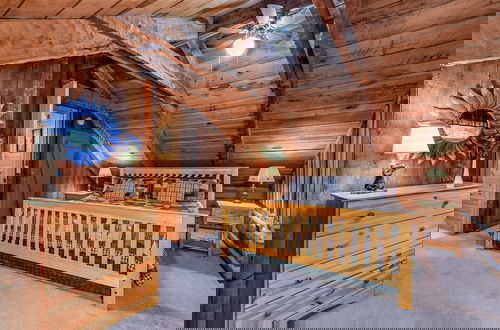 Foto 3 - New Song Appalachian Chink Style Cabin features Foosball and Air Hockey Table by RedAwning