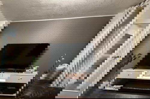 Photo 10 - Stylish 1BR Apt w/ Fireplace & High-speed Wifi