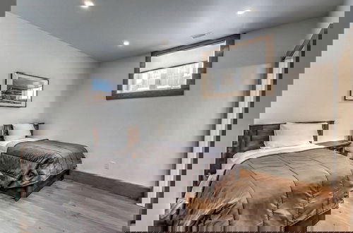 Foto 6 - Brand New 7 bdrm Luxury Cottage with Private Beach Access, BBQ,7.5 baths, Hot Tub, Ping Pong Table