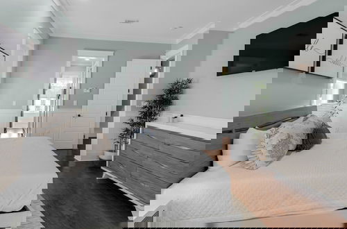Foto 4 - Steps to the Pool! Luxurious Beach Retreat Near Eastern Lake
