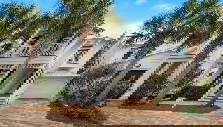 Foto 1 - Steps to the Pool! Luxurious Beach Retreat Near Eastern Lake
