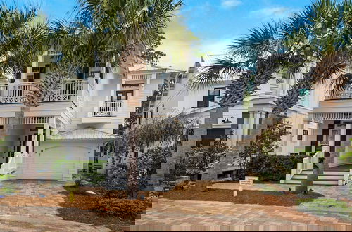 Foto 1 - Steps to the Pool! Luxurious Beach Retreat Near Eastern Lake