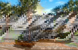 Foto 1 - Steps to the Pool! Luxurious Beach Retreat Near Eastern Lake