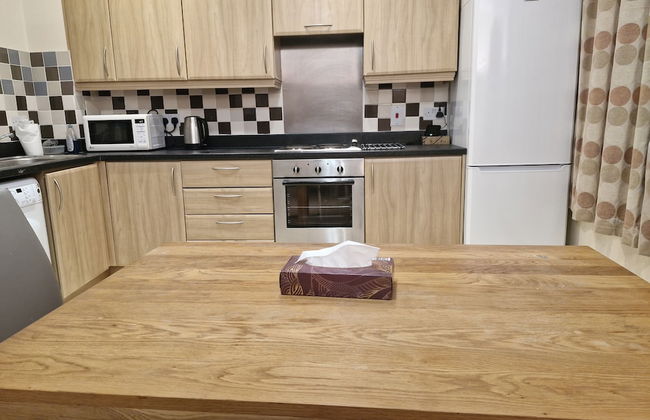 Impeccable 1-bed Apartment in Purfleet - Photo 3