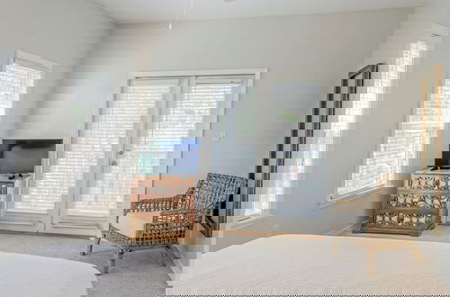 Foto 6 - Pet Friendly - 2 Community Pools - Modern Beach House Charm
