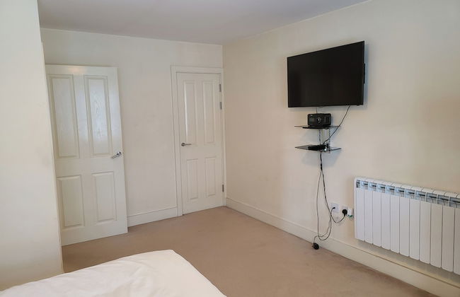 1 Bed Flat - Sleeps 4 - Parking - Wifi - Photo 3