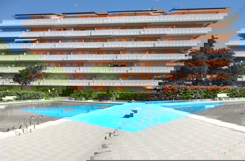 Foto 10 - Modern Flat With Pool View Balcony