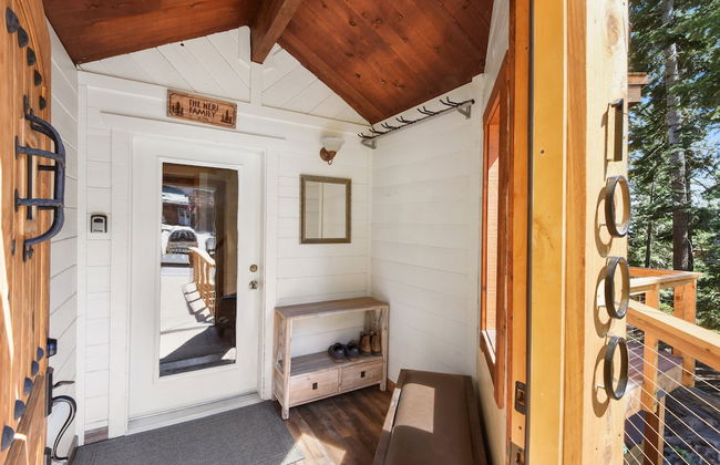 Snowshoe Cabin 3 Decks, BBQ & Hot Tub! - Photo 31