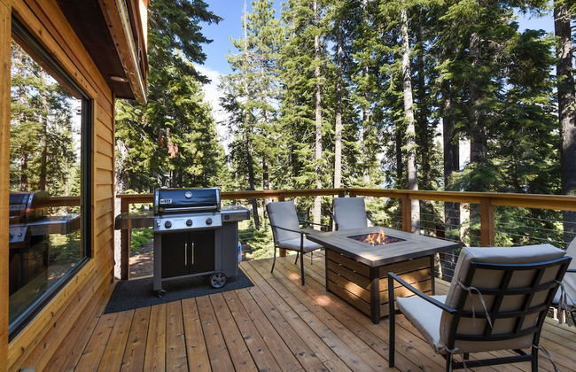 Snowshoe Cabin 3 Decks, BBQ & Hot Tub! - Photo 25