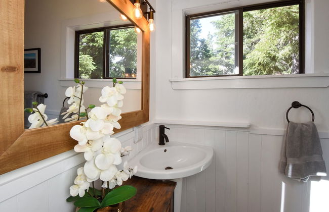 Snowshoe Cabin 3 Decks, BBQ & Hot Tub! - Photo 15